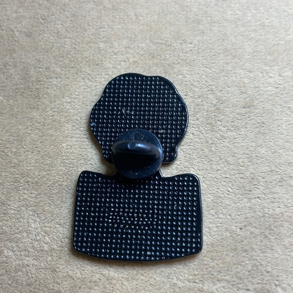 Golden Girls Dorothy Lapel Pin - Picture 2 of 2